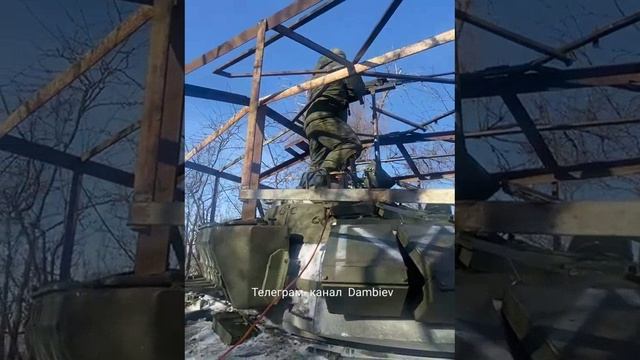 Противодронный козырек с пулеметной установкой на танке "Мексика"  танкистов группировки V ВС РФ из