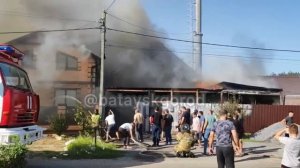 В Батайске на улице Социалистической полыхают жилые дома.