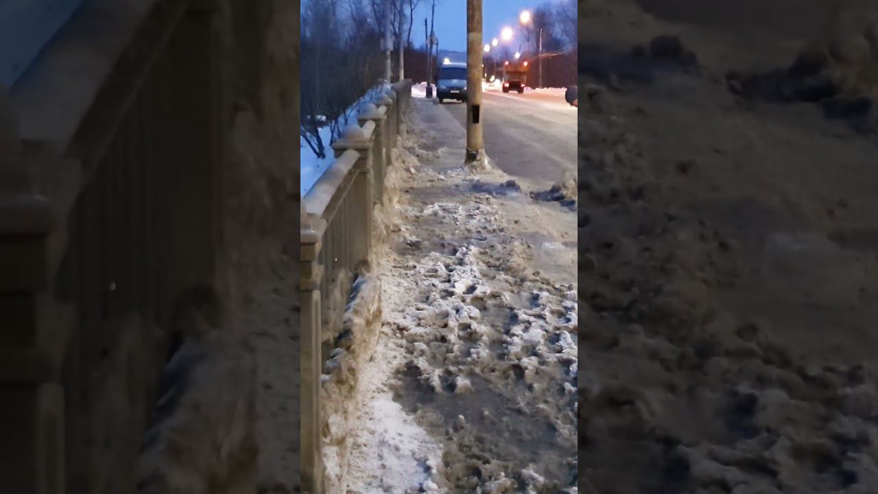 Дворники сбрасывают грязный снег в реку #архангельск #архангельскаяобласть #маймакса #повракулка