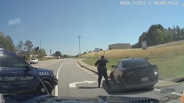 Четверо подозрительных мужчин в черной машины вызвали озабоченность местных смотреть онлайн