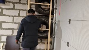 Компактная полка в гараже для автомобильных колес.