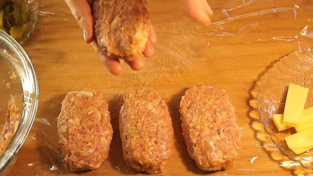 Сочные мясные зразы по новому рецепту, с сыром и маринованным огурчиком.