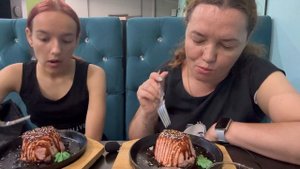 Мукбанг с Полиной в кафе