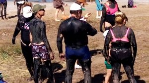 Люди как черти в грязи. Привет с солёных озер # Соль Илецк