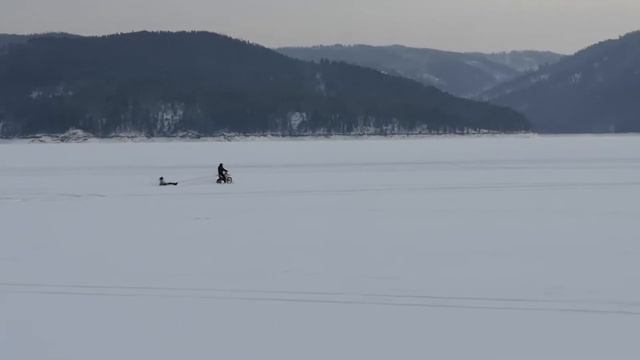 По катушки на питбайк с лыжей на Красноярском море. смотреть онлайн