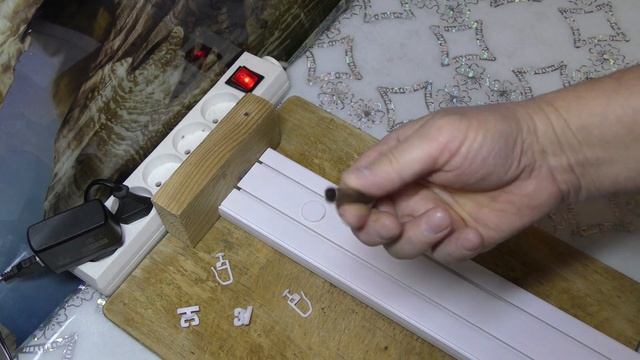Карниз для штор на потолке балкона 6 м, делаем заглушки-самоклейки Ø 20 мм для отверстий (cornice).