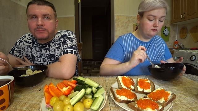 Мукбанг живём с мужем КАК СОСЕДИ! ВЫСКАЗАЛИ друг другу всё что НАКИПЕЛО! Обед пельмени, бутерброды