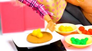 Первый рабочий день повара Барби - Видео для девочек - Игры в куклы Барби