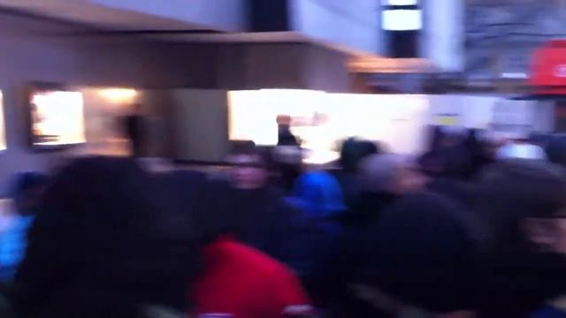 Очередь за iPad 3 в мюнхене смотреть онлайн