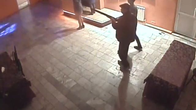 Житель Рузаевки прострелил потолок кафе из охотничьего ружья смотреть онлайн