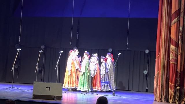 ВХА "Брусника". "Ой, чей-то конь", "Зимой, летом сосенушка зелена"/ смотреть онлайн