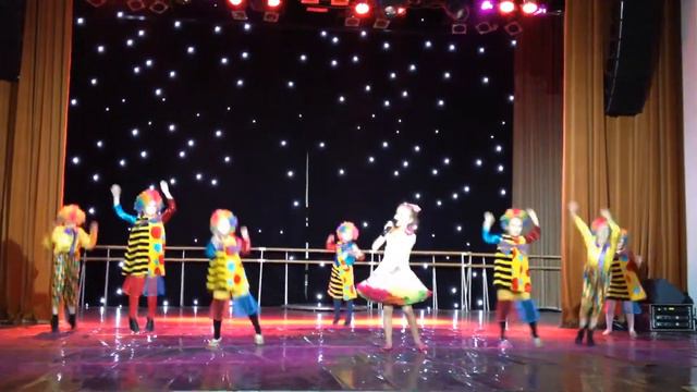 "Un monde parfait" 2014 год. Исполняет Соня Позен и младшая группа школы-студии "Юные Александровцы смотреть онлайн