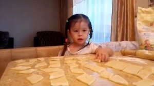 Настя делает бурятское блюдо бообо ( боовы , бовы ) .