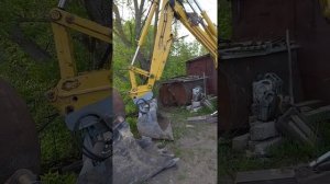 Юмз экскаватор смена ковшей. Квик в работе.
