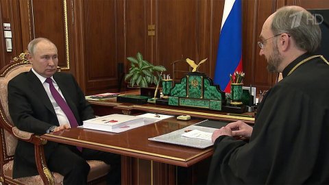 Владимир Путин встретился с председателем правления фонда "Круг добра" Александром Ткаченко