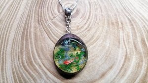 Рыбки КОИ в кулонах из ювелирной эпоксидной смолы и дерева.