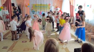 ШОК! ДЕД МОРОЗ НА ВЫПУСКНОМ В ДЕТСКОМ САДУ!!!