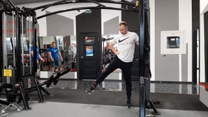 Отведение ноги в сторону в кроссовере // Махи ногами в кроссовере на ягодицы