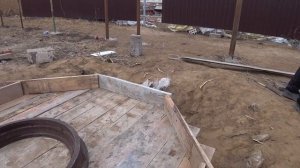 Заливка бетонной крышки на канализационный колодец