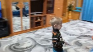 Ульянка делает сальто и садиться на шпагат.