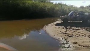 Кабриолет ВАЗ-2104 штурмует брод через реку.