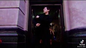 Питер Паркер танцует под музыку