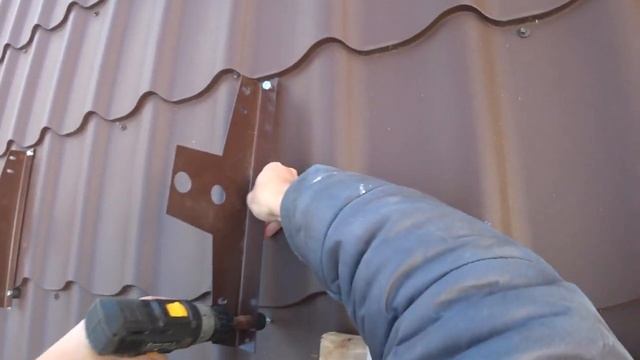 Строю дом. ч. 12 Монтаж снегозадержателей за 3 минуты. Маленькие хитрости. смотреть онлайн