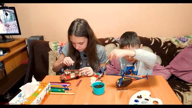 ПОДАРОК для папы 2! КОНСТРУКТОР!Челлендж Kids sweets собрали конструктор из дерева и разукрасили))) смотреть онлайн