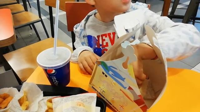 Что внутри ДЖУНИОР обеда?! смотреть онлайн