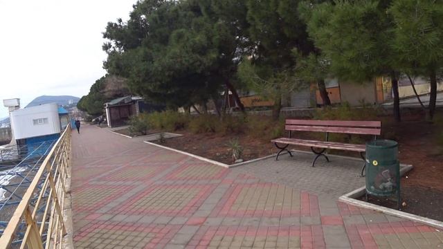 Алушта 2021 новогодняя ёлка БЕЗ ИГРУШЕК, Восточная набережная Алушты утопает в ГРЯЗИ. Крым
