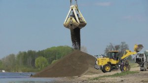 Плавкран СК-3 разгружает баржу