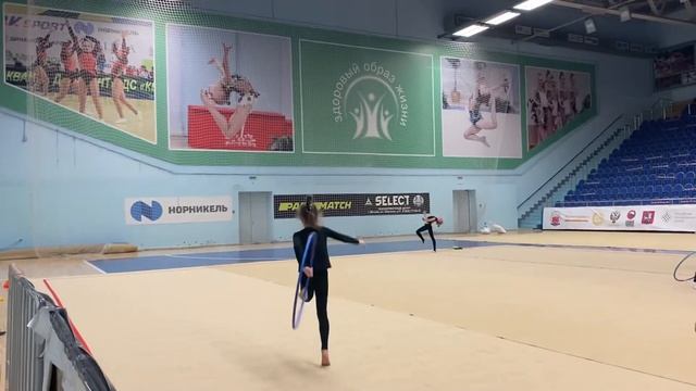 Тренировка младшей группы художественной гимнастики во Дворце спорта Квант 22.12.2021 смотреть онлайн
