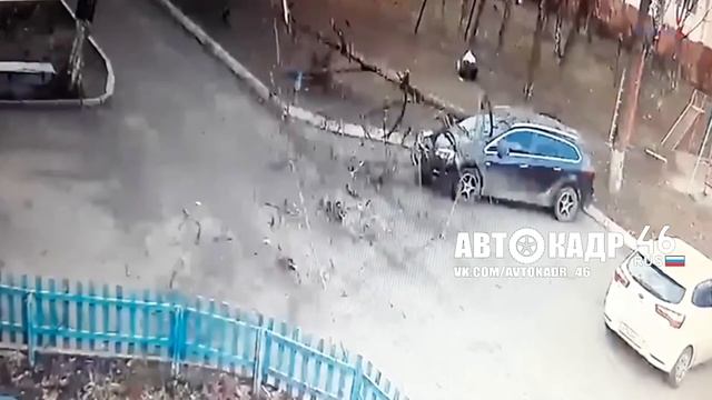 В центре Курска дерево расплющило автомобиль на стоянке смотреть онлайн