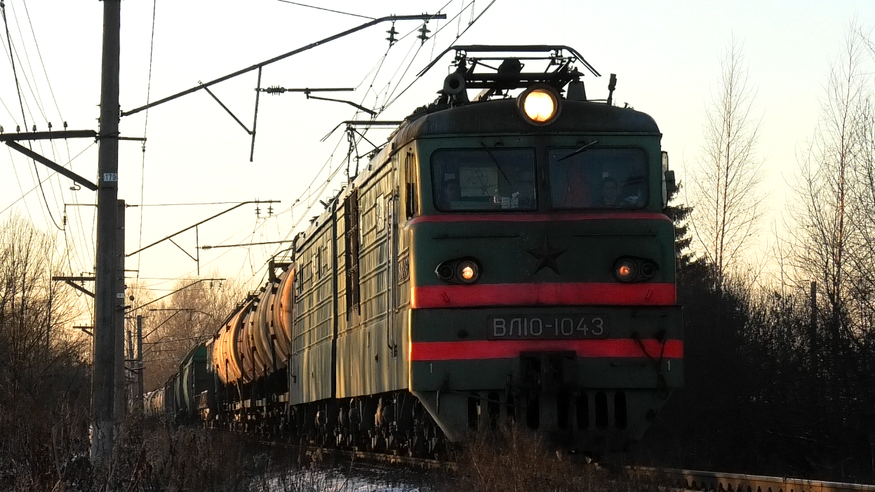 ВЛ10-1043 с грузовым поездом и приветливой бригадой