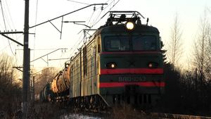 ВЛ10-1043 с грузовым поездом и приветливой бригадой