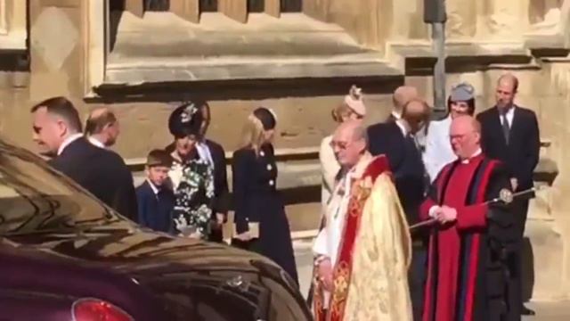 Prince Harry Minus Duchess Meghan | Joins Queen & British Royals | Easter Sunday Service 2019 смотреть онлайн