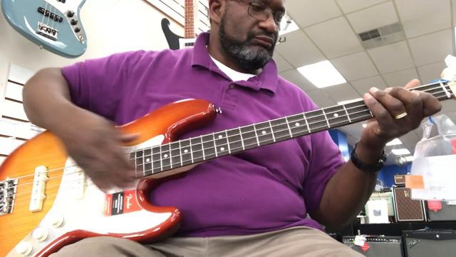 Fender Professional Series Lightweight Jazz Bass смотреть онлайн