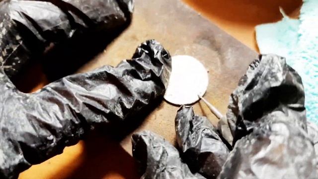 Как почистить сложную серебряную монету с наростами и потемнениями.
