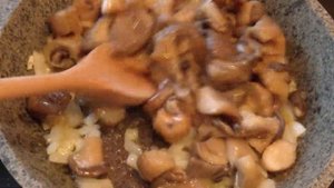 Жаркое с картошкой и грибами в горшочках / Мясо в горшочках с картошкой /  Горшочек рецепт
