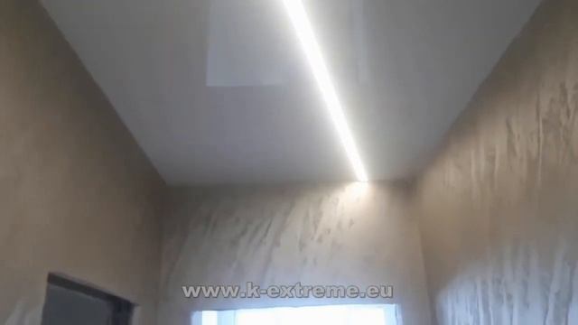 Опънат таван със светещи профили в коридор. смотреть онлайн