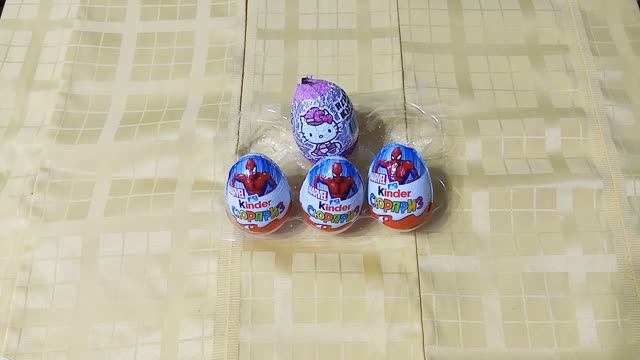 Открываем киндер сюрпризы Марвел и Хеллоу Китти. Opening Kinder surprises Marvel and Hello Kitty.