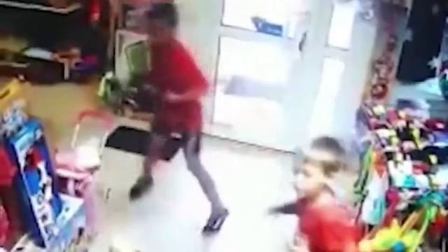 Два школьника пытались ограбить магазин детских игрушек. смотреть онлайн