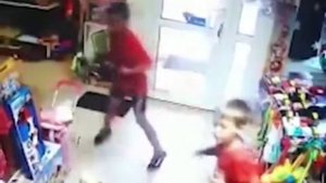 Два школьника пытались ограбить магазин детских игрушек.