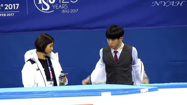 2017 4CC Men FS, Jin-Seo KIM waiting his game at the fence (FANCAM) смотреть онлайн