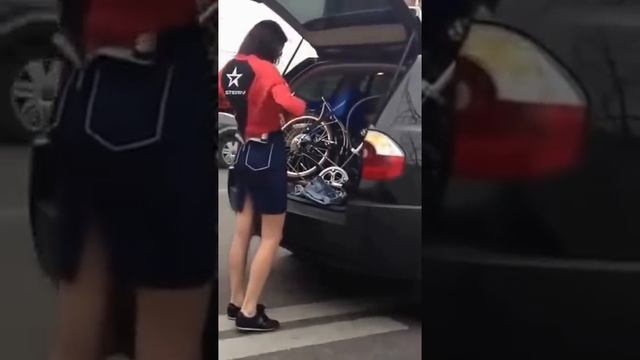 Красивая девушка переодевается прямо на проезжей части посреди пробки. Скрытая камера. Прикол! смотреть онлайн