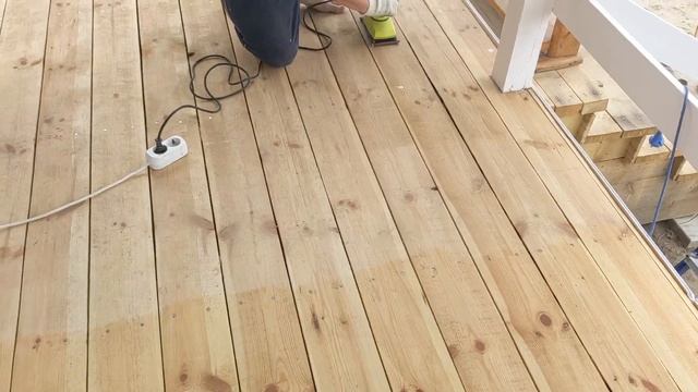 # 102. Поливаем землю с семенами газона. Покрываем террасу маслом. Красивый цвет полов. 10 соток смотреть онлайн