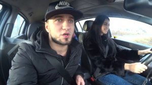 Учу девушку водить машину , девушка за рулем