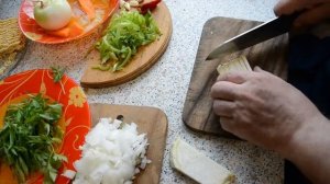 Китайский суп с креветками, лапшой, сельдереем и овощами.