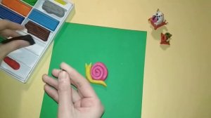 Лепим улитку из пластилина.