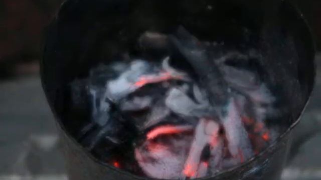 Походная печка из старой банки из под масла / Makeshift camp stove смотреть онлайн